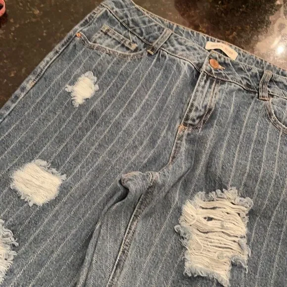 Urban Bliss Sz 12 Pinstriped Cuff Jeans Like New! - Picture 6 of 10